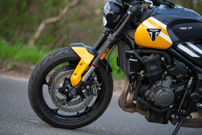 Triumph Trident 660 fék és teleszkóp
