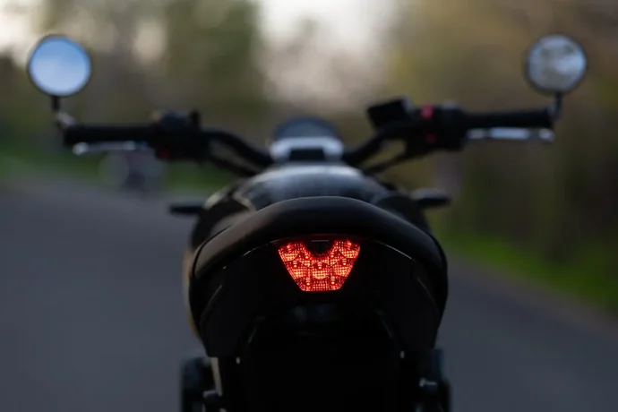 Triumph Trident 660 hátsó lámpa